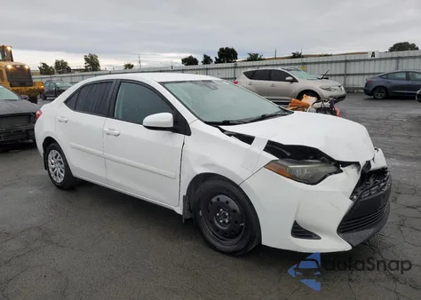 2018 Toyota Corolla L z USA, uszkodzony, nr VIN 5YFBURHE9JP748609